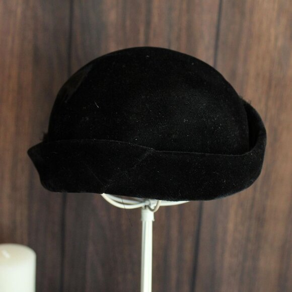 Vintage 1940s Hat, Black Small Topper with Birdcage Veil and Faux Pearl - Picture 7 of 10